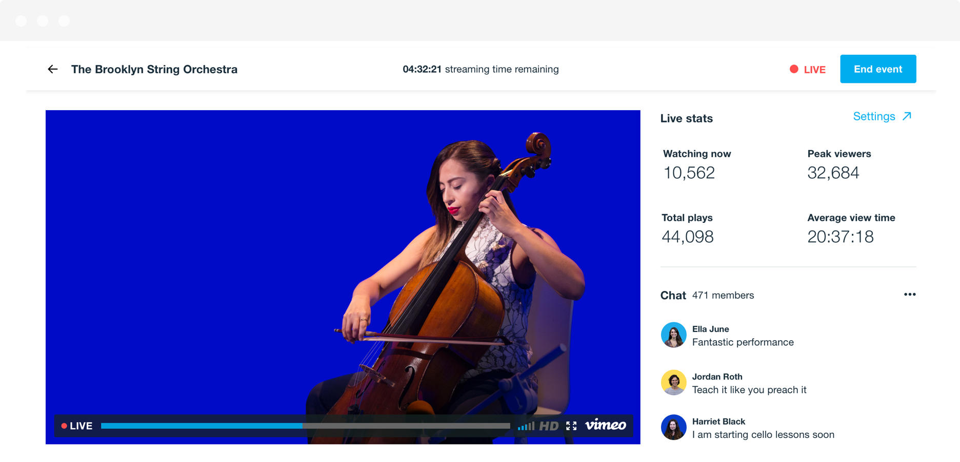 Uma foto de uma transmissão ao vivo com uma violoncelista, mostrando o player de vídeo, as estatísticas ao vivo e o chat da audiência em tempo real, no lado direito.